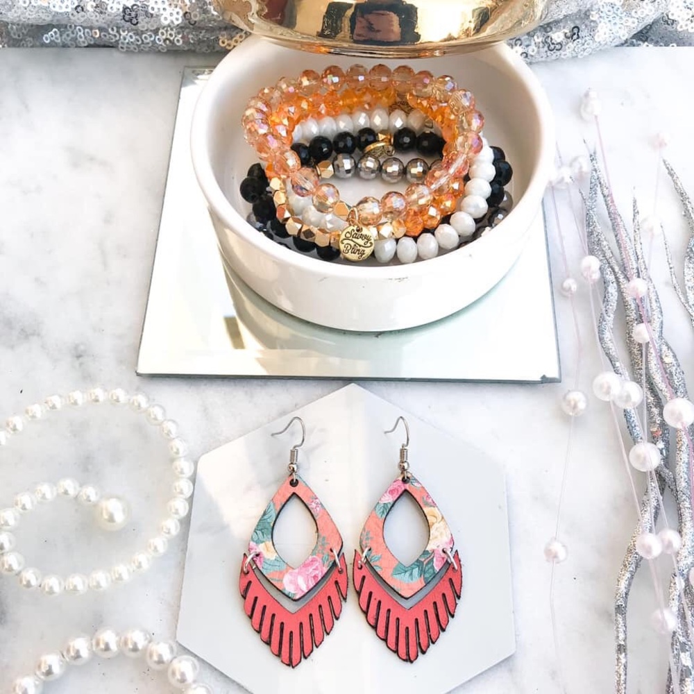 ✨ONLY 1 LEFT✨Mini Coral Floral Cut Out Fringe Hook - Picture 2 of 2